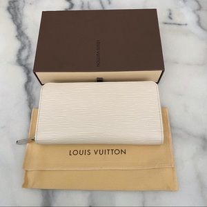 LOUIS VUITTON Authentic Zippy Wallet